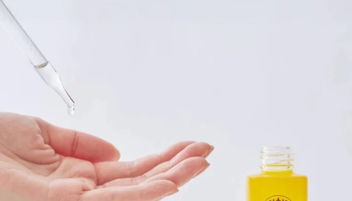 Найбільше навантаження на шкірні покриви припадає на сезон спеки. У цей момент починаються процеси фотостаріння, пов'язані з впливом ультрафіолету, перепадів температур та зміни рівня вологості у повітрі