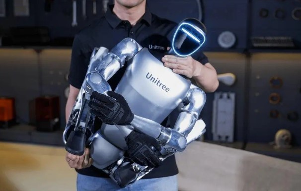 Китайський робот-гуманоїд погнався за дикими кабанами у Польщі