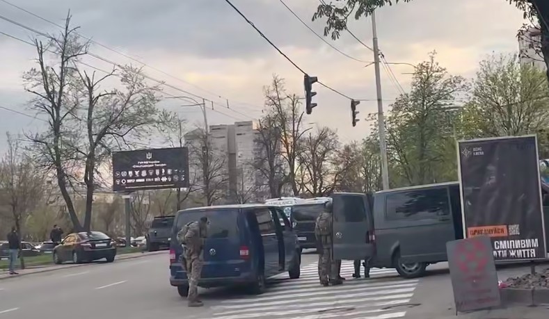 «Такий дядько інтелігентний. Не скажеш, що якийсь бандюк»: подробиці про стрілянину й стрільця