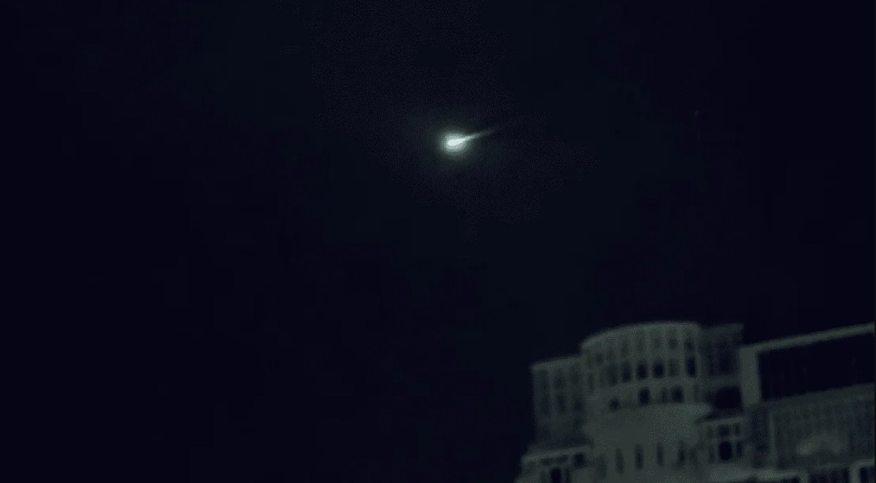 Метеор чи уламки ракети: науковець пояснив походження "вогняної кулі" у небі над Києвом