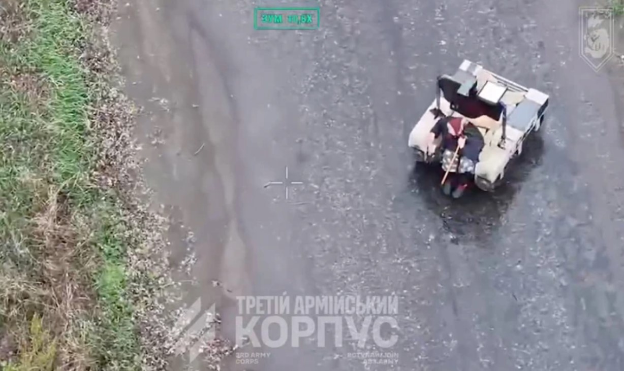 "Бабуся, сідай": наземний робот "Трійки" евакуював з сірої зони 77-річну жінку