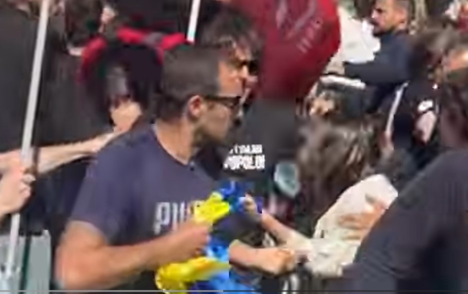 В Італії напали на активістів з українськими прапорами