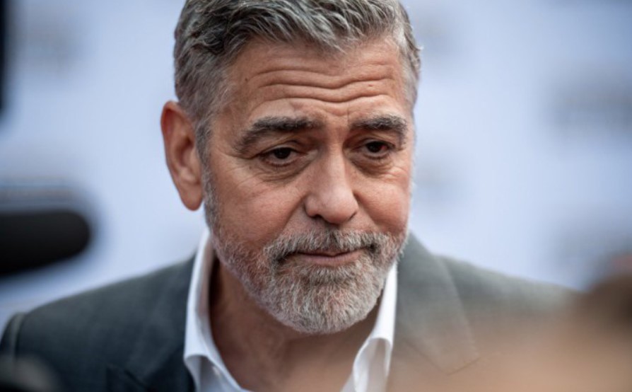 Клуні переосмислив слоган Трампа і закликав американців об'єднатися