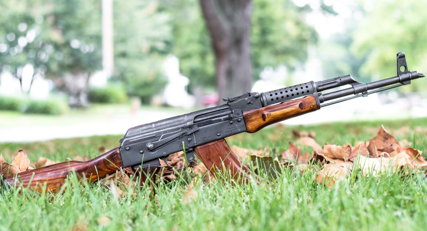 На Дніпропетровщині невідомі з автоматами обстріляли магазин та викрали хлопця: що відомо
