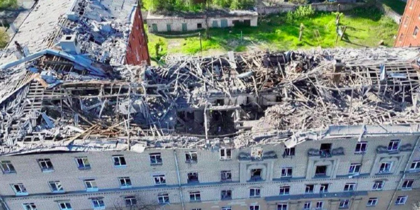 РФ атакувала Дніпро п’ятьма ракетами, одна з них пошкодила гуртожиток: одна людина загинула, 11 — постраждали