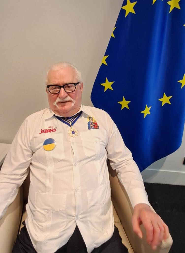 Експрезидент Польщі зняв український прапор із грудей на знак протесту проти Зеленського Експрезидент Польщі зняв український прапор із грудей на знак протесту проти Зеленського