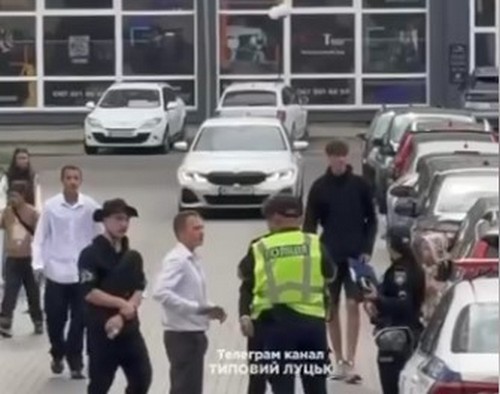 У Луцьку виник конфлікт між підлітками та працівниками ТЦК, пошкоджене службове авто