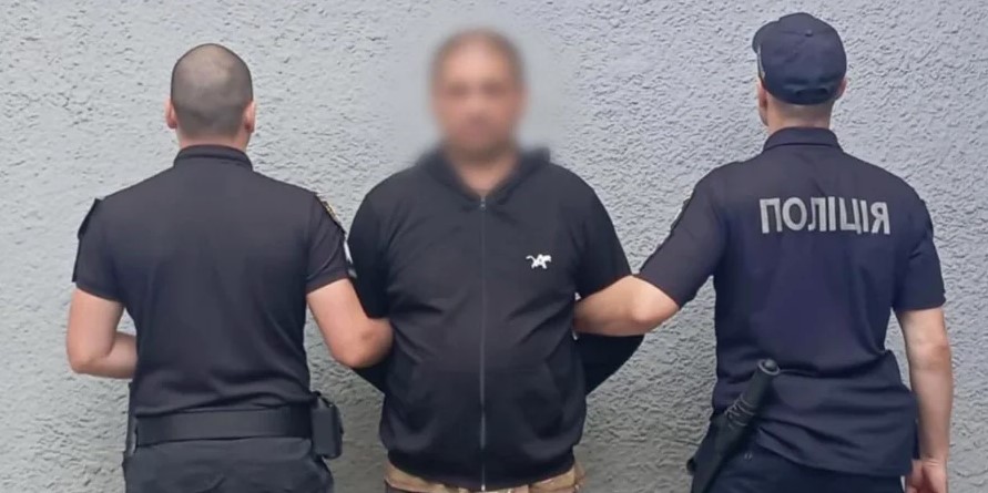 На Закарпатті п'яний домашній тиран замкнувся у будинку з бойовою гранатою та дітьми На Закарпатті п'яний домашній тиран замкнувся у будинку з бойовою гранатою та дітьми