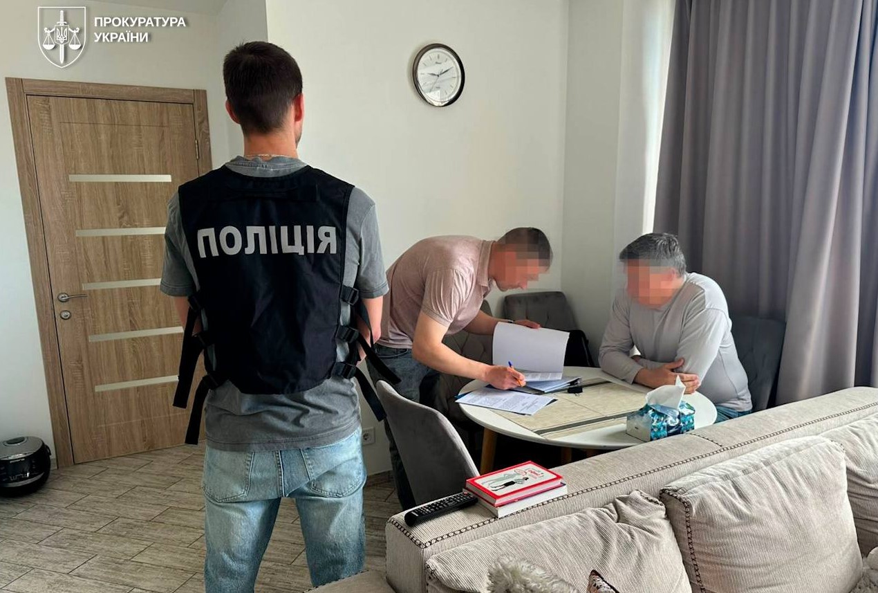 Ексочільника Мінкульту підозрюють у допомозі з виїздом за кордон Ексочільника Мінкульту підозрюють у допомозі з виїздом за кордон