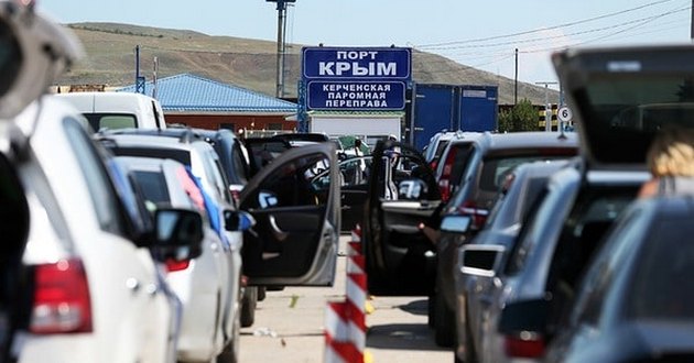 Масштабну пожежу у порту Керчі можна побачити з космосу: на мосту створився затор Масштабну пожежу у порту Керчі можна побачити з космосу: на мосту створився затор