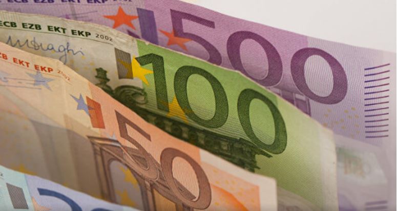 Українці вперше купили більше готівкового євро, ніж долара: фінансовий аналітик пояснив, чому Українці вперше купили більше готівкового євро, ніж долара: фінансовий аналітик пояснив, чому