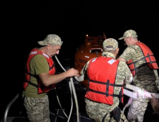 У Чорному морі прикордонники врятували моряка-філіппінця із суховантажу "Venturo", який атакував російський дрон У Чорному морі прикордонники врятували моряка-філіппінця із суховантажу "Venturo", який атакував російський дрон