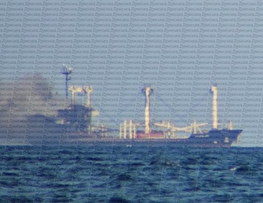 Полум’я посеред моря: після удару по Одещині загорілося цивільне судно Полум’я посеред моря: після удару по Одещині загорілося цивільне судно