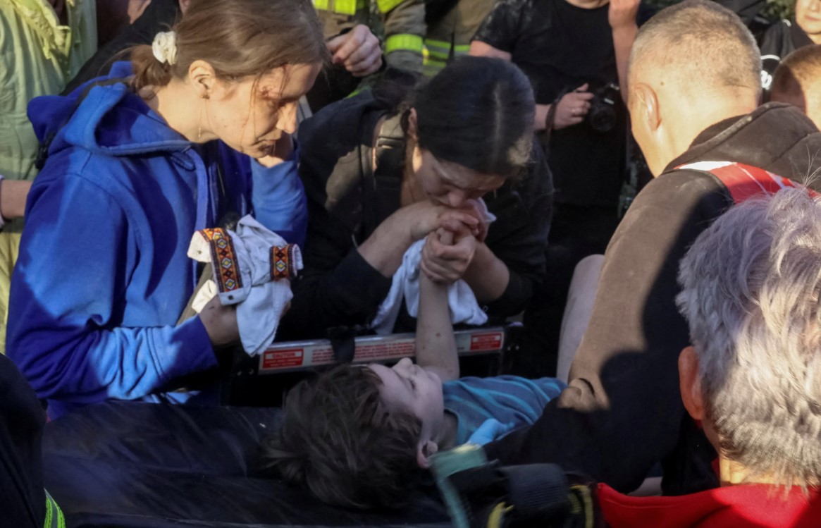 Порятунок з-під завалів: у Львові рятувальники деблокували 6-річного хлопчика та його батька