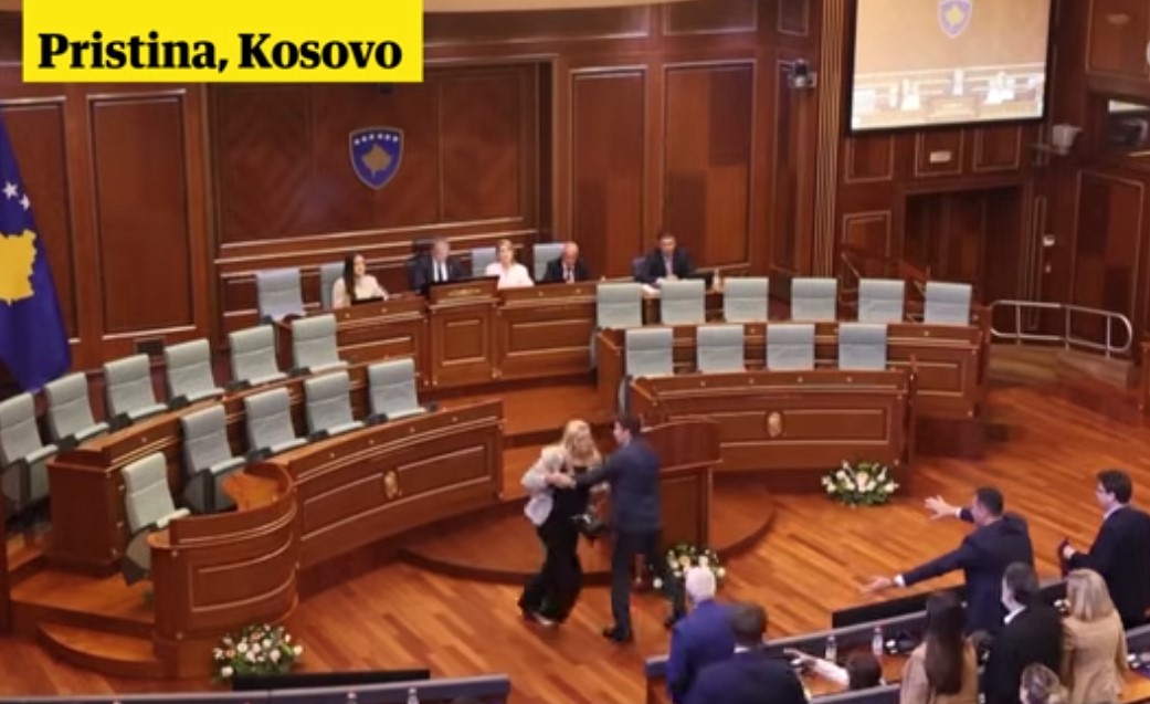 У парламенті Косово прем'єра закидали яйцями У парламенті Косово прем'єра закидали яйцями