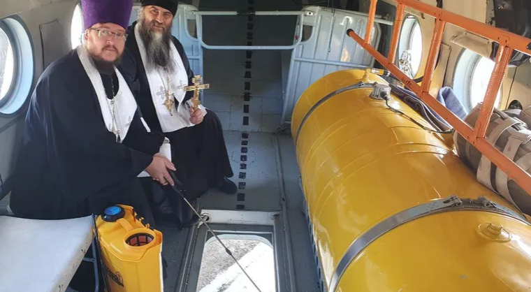 Попи замість ППО: російські священники з вертольота окропили район святою водою 
