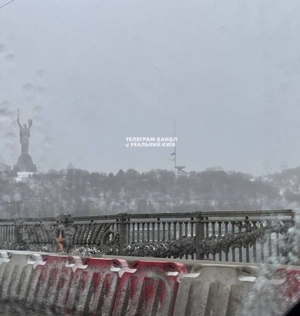 У Києві вітер пошкодив найбільший прапор України