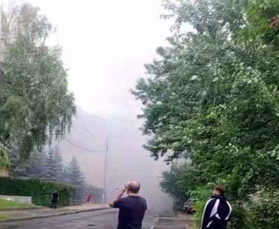 Пожежа на Оболоні: горить офісна будівля компанії Danone Пожежа на Оболоні: горить офісна будівля компанії Danone