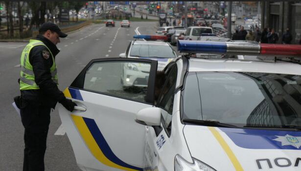 У Кам'янському місцевий житель ліг під колеса поліцейської машини