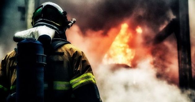 У Білій Церкві після атаки РФ горить підприємство, мешканців закликали закрити вікна У Білій Церкві після атаки РФ горить підприємство, мешканців закликали закрити вікна