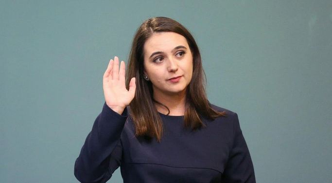 Зеленський ввів у дію санкції проти своєї колишньої прессекретарки Мендель