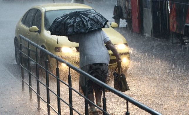 Одесу накрила злива, місто тріпає шквальний вітер Одесу накрила злива, місто тріпає шквальний вітер