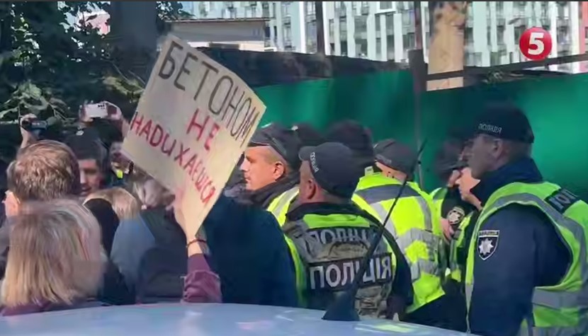 "Життя дорожче за дерева", - мешканці Теремків вийшли проти захисників насаджень і вимагають завершити теплотрасу до морозів