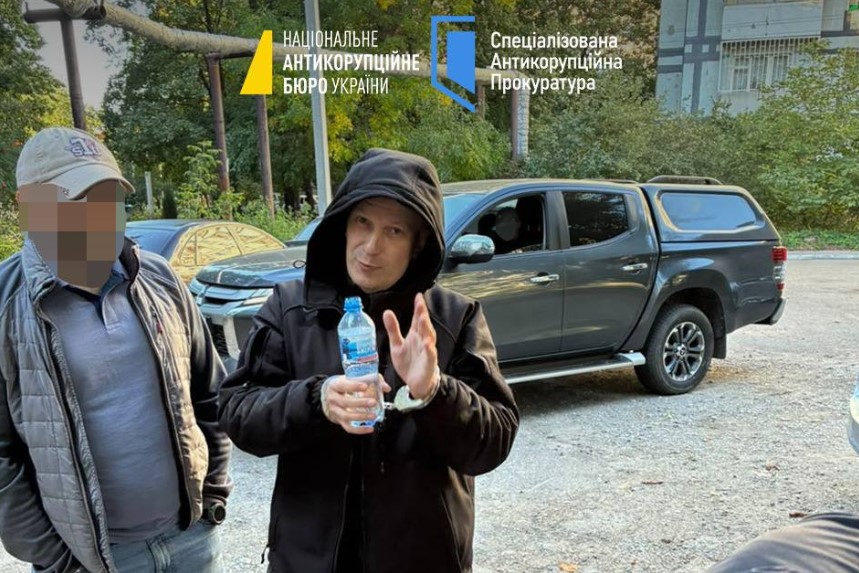 Маскувався під копа та переховувався в таємних кімнатах: детективи затримали суддю-втікача з Дніпра Маскувався під копа та переховувався в таємних кімнатах: детективи затримали суддю-втікача з Дніпра