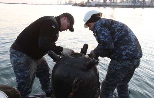 Українські військові моряки готуються дати відсіч ворожому морському десанту