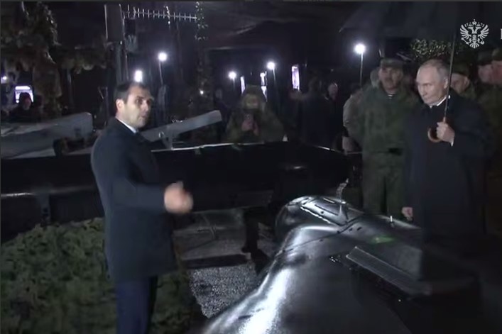 OSINT-дослідники встановили особу топменеджера «Алабуги», який презентував Путіну реактивні «Шахеди»