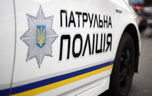 В Харькове неадекват врезался в остановку и напал на полицейских