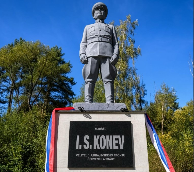 За узгодженням Фіцо з Путіним у Словаччині відкрили пам’ятник радянському маршалу Конєву За узгодженням Фіцо з Путіним у Словаччині відкрили пам’ятник радянському маршалу Конєву