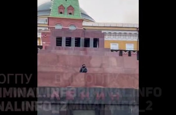 "Сон Леніна бережуть": у Москві антидронові пости виставили на даху мавзолею