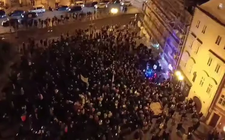 У Празі протестувальники намагались "взяти" парламент: нічний штурм відбила поліція У Празі протестувальники намагались "взяти" парламент: нічний штурм відбила поліція