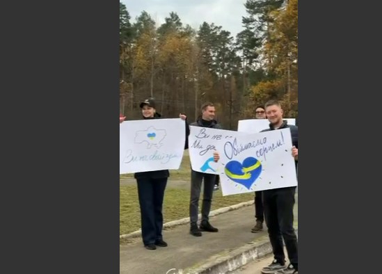 Евакуйовані з окупованих Олешків уже на підконтрольній Україні території Евакуйовані з окупованих Олешків уже на підконтрольній Україні території