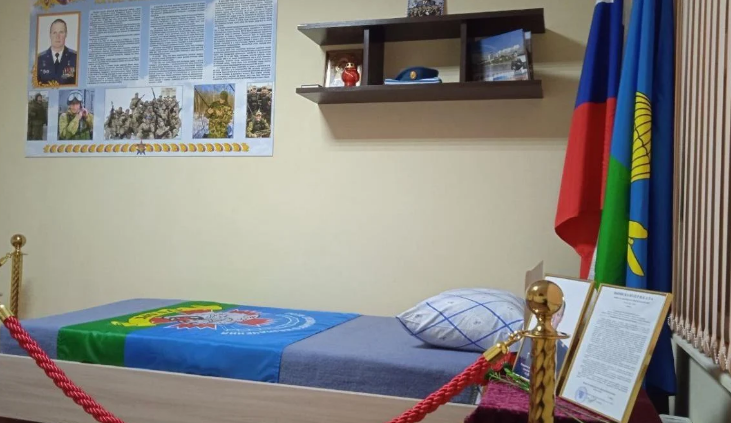"Ліжко героя": у РФ товариші створили "кринжовий" меморіал для вбитого окупанта