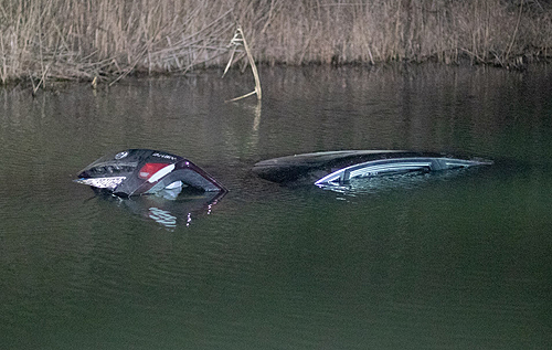 Под Киевом авто слетело с дороги в реку: водителю с ребенком чудом удалось спастись
