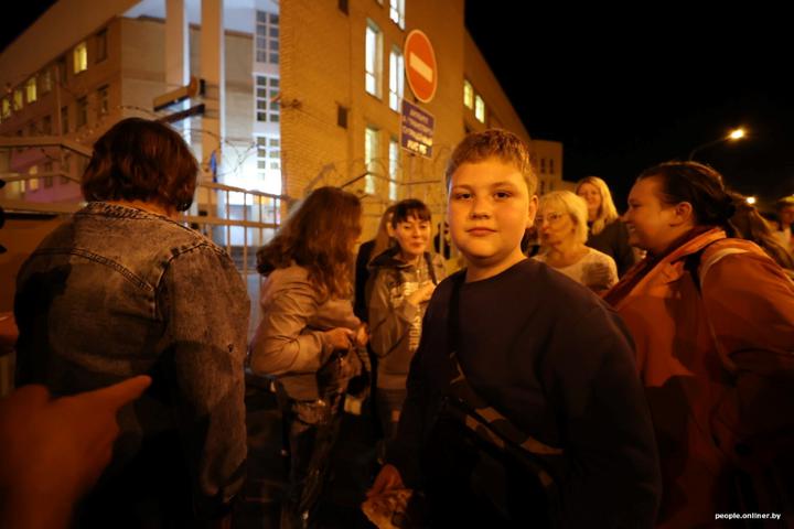 В Беларуси силовики задержали 12-летнего мальчика за рисунок на асфальте