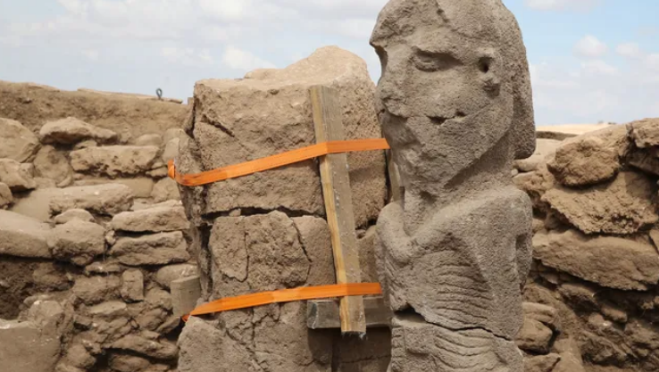 У Туреччині знайдено 11000-річну статую чоловіка-ексгібіціоніста