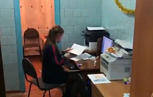 В российской школе учительскую оборудовали прямо в туалете. ВИДЕО