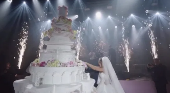 Продюсер Полякової заявив, що торт за 100 тис. грн на скандальному весіллі у Львові був пластиковий