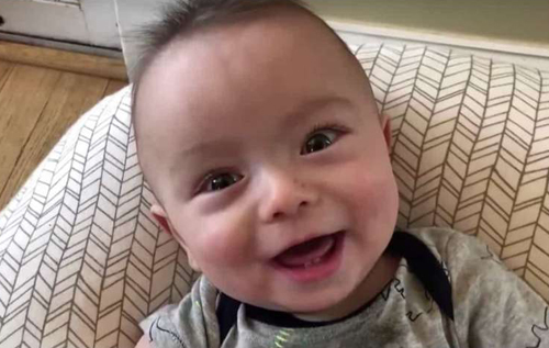 В сети набирает популярность видеозапись Baby Ryan "Sings" Thunderstruck, которую смонтировал отец из звуков маленького сына. ВИДЕО