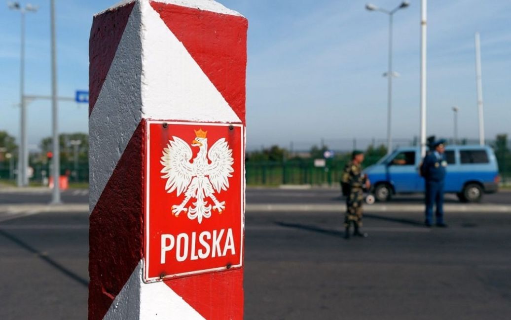 Не пропускають автобуси та легкові авто: на кордоні України та Польщі повністю заблокували три пункти пропуску