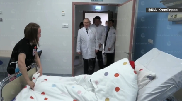 Побачивши у лікарні Путіна, хлопчик спробував сховатися від нього під ковдрою. У хід пішли погрози