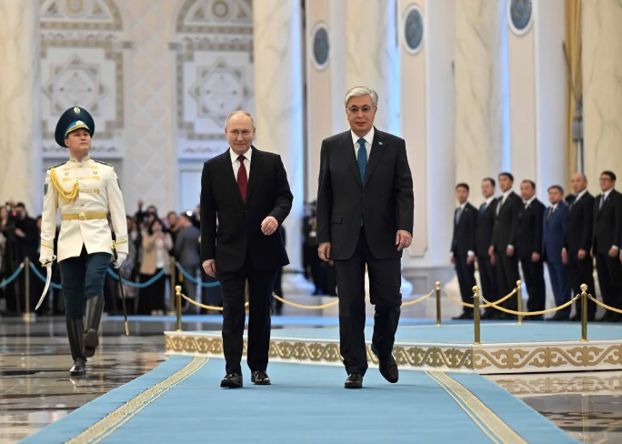 Путін під час візиту в Казахстан знову не зміг вимовити ім'я Токаєва, той не залишився в боргу
