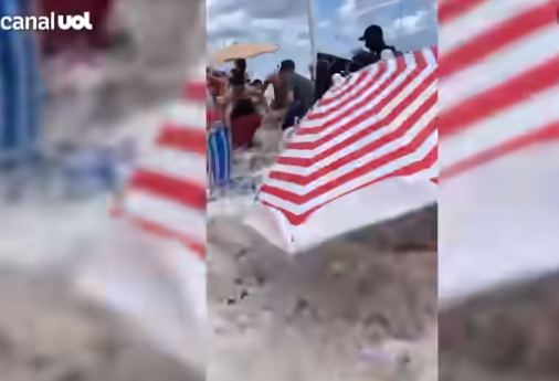 Потужна хвиля змила туристів на пляжі в Бразилії: момент потрапив на відео