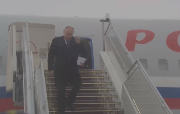 Ні "особливої" валізи, ні дистанції: мережу здивували кадри візиту Путіна в Мінськ на саміт ОДКБ. ВІДЕО
