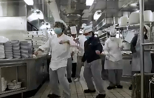 Экипаж пораженного коронавирусом лайнера Diamond Princess снял оптимистичное видео
