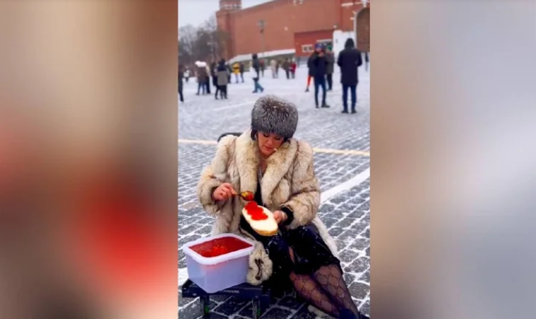 Москвичку затримали за занадто великий бутерброд з ікрою на Красній площі. ВІДЕО