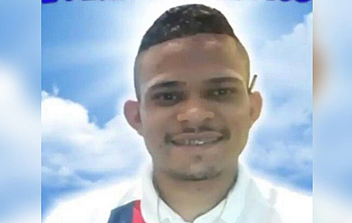 В Бразилии друзья погибшего парня простились с ним на футбольном поле. ВИДЕО